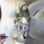 أظهرت الفتاة كيفية إزالة الخدوش على اللوحات: حقق الفيديو الخاص